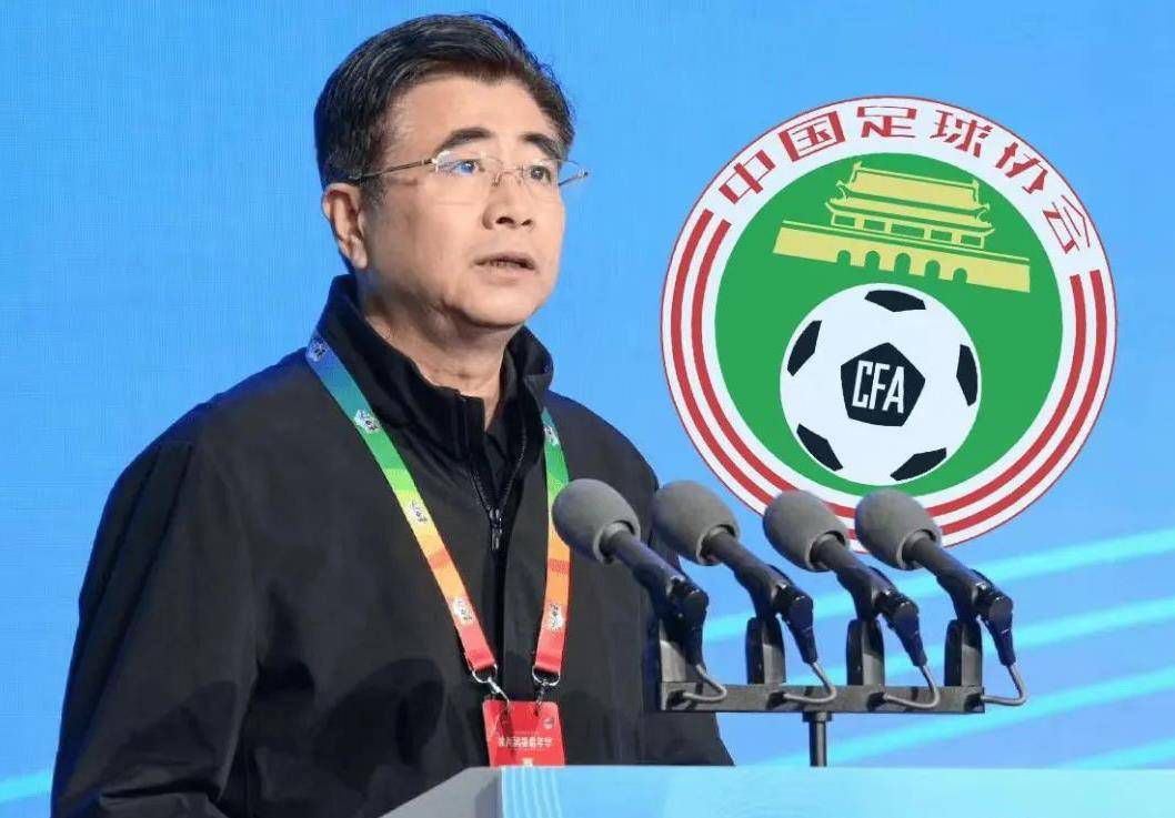 第29分钟，远藤航后场拿球被断威尔休斯直塞禁区爱德华拿球被范迪克身后放倒，裁判果断判罚点球，随后var提示威尔休斯犯规在先点球无效。